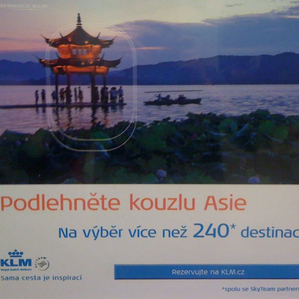 No fair. KLM has put up pictures of Hangzhou on Prague’s metro, just to make me ‘homesick’. ;)