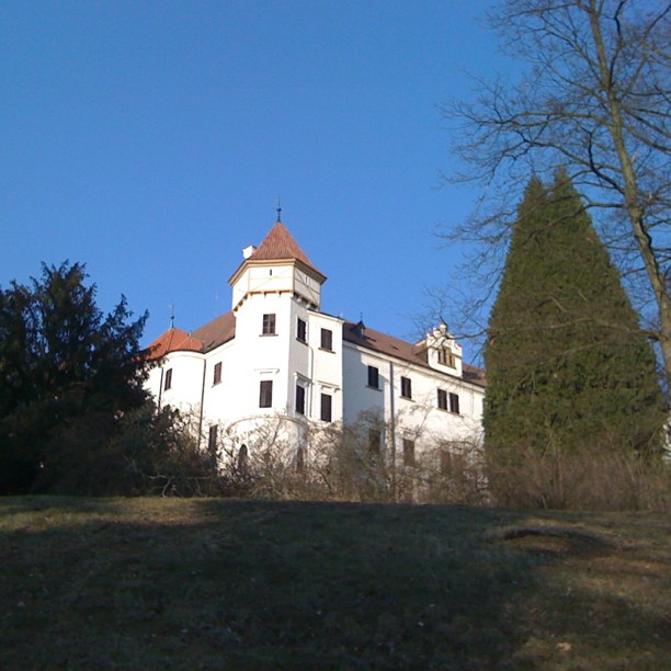 Hangin’ at Franz Ferdinand’s pad at Konopiště yesterday…