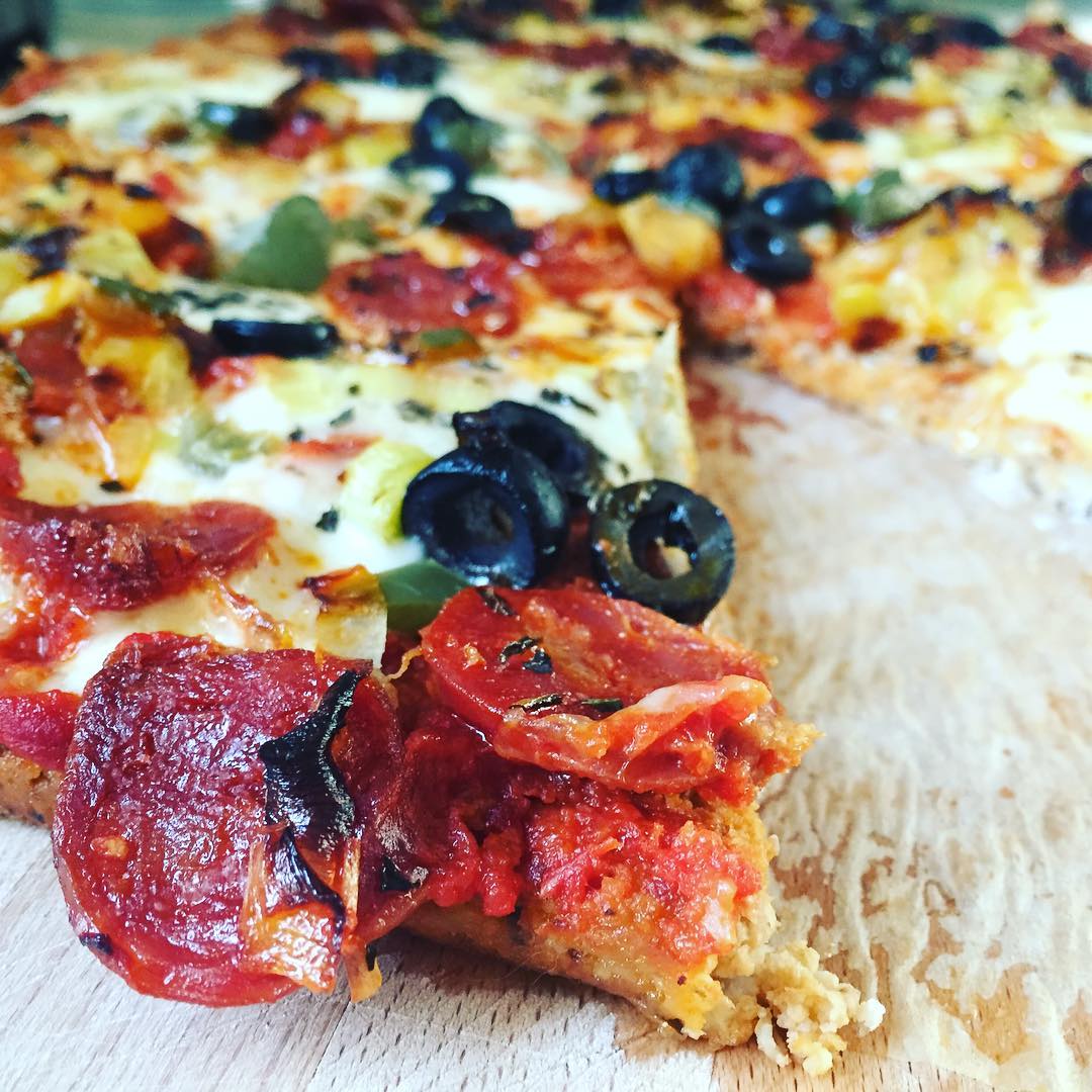 Cauliflower crust Pizza thanks to @evalindsayhealth.